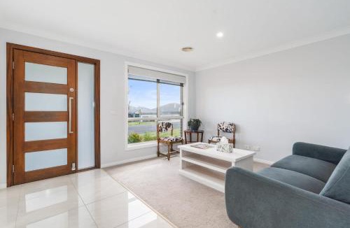 Bletchington House | Japonica Dream - Modern Family Home Free Wifi