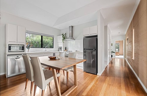 Rosa Glen Hotel | Jarrah Grove Forest Retreat Seclusion Luxury Chalet