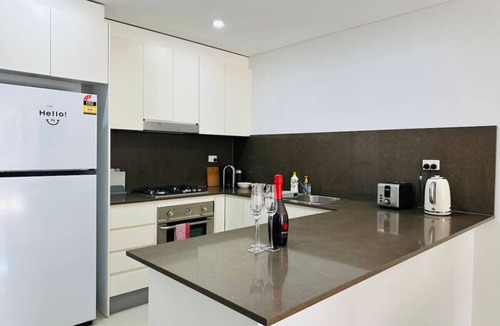 Mascot Apartment | JC Home in Mascot, parking available