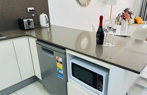 Mascot Apartment | JC Home in Mascot, parking available