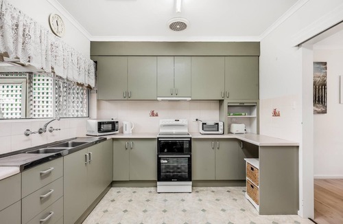 Brighton House | Jetty Road Retreat ~ Brighton - Charming 2-Bedroom Unit in Brighton