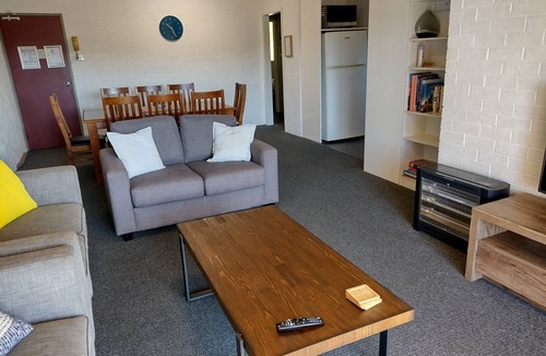 Jindabyne Apartment | Jindabyne apartment sleeps 8 with great lake views