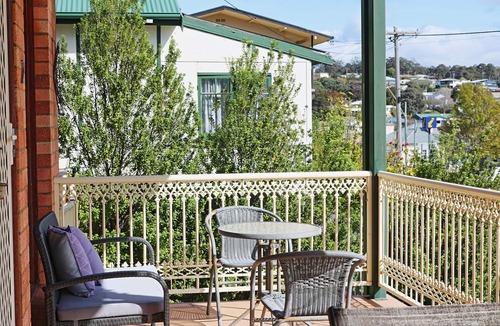 Eden Apartment | Jodi's Beach Retreat: 2 bedroom pet friendly apartment
