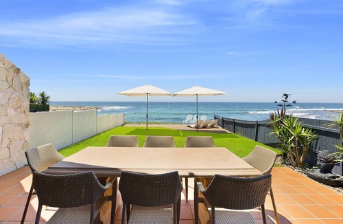 Blue Bay House | JOEANNE -ABSOLUTE BEACHFRONT AT BLUE BAY