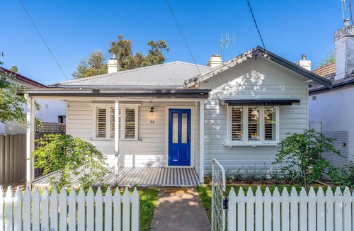 Orange House | Johnno's Cottage - Prime Location - Sleeps 4