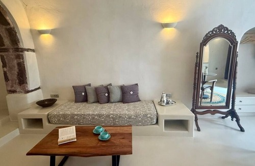 Oia Hotel | Junior Cave House with Shared Garden and Plunge Pool