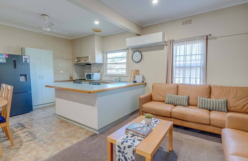 Myrtleford House | Just the Spot - Affordable Family Accommodation