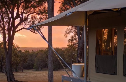 Kangaroo Gully Ski Chalet | Kaarta - Where Sunsets Ignite the Soul. Named for its hilltop majesty (Noongar for "scarp"), unveils a panorama that steals your breath.