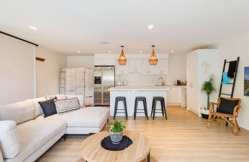 Newport Apartment | Kahakai Garden Just footsteps from the beach