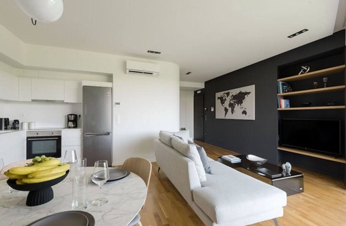 Kinosargous Apartment | Kalypso, Urban APT w/Unique Views of Acropolis!
