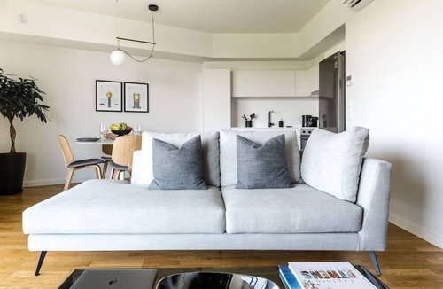 Kinosargous Apartment | Kalypso, Urban APT w/Unique Views of Acropolis!