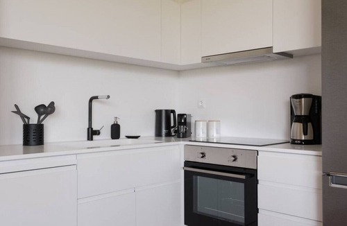 Kinosargous Apartment | Kalypso, Urban APT w/Unique Views of Acropolis!