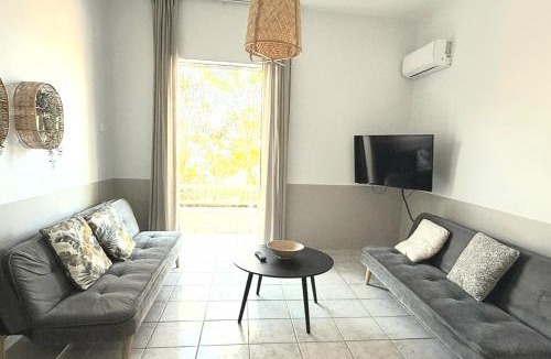 Mikri Mantineia Apartment | Kamari Apartments seafront
