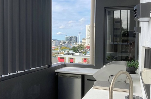 Kangaroo Point Apartment | Kangaroo Cliffs- 2 Bed-2 Bath-1 Secure Car Park-close to everything! n