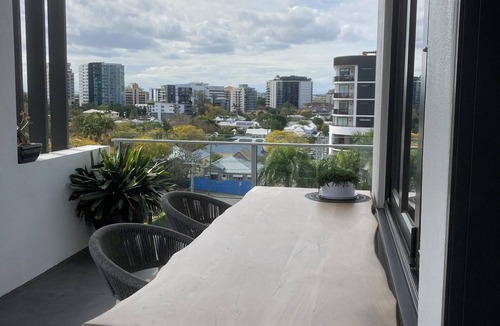 Kangaroo Point Apartment | Kangaroo Cliffs- 2 Bed-2 Bath-1 Secure Car Park-close to everything! n