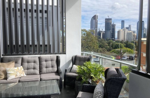 Kangaroo Point Apartment | Kangaroo Cliffs- 2 Bed-2 Bath-1 Secure Car Park-close to everything! n
