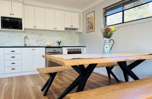 Central Mudgee House | Kangaroo Gully is a two bedroom house nestled in the eucalyptus trees.