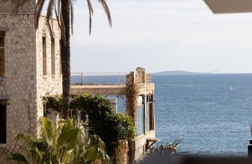 Pasalimani Apartment | Kastella Waves Chic 2-Bedroom Getaway