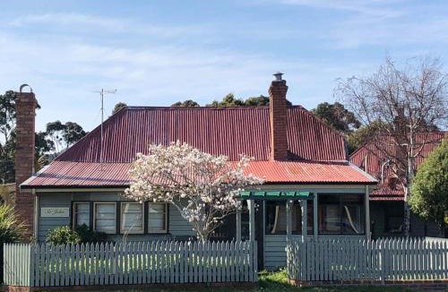 Strahan House | Kerrellie Cottages 2, 4 & 8 Reid Street