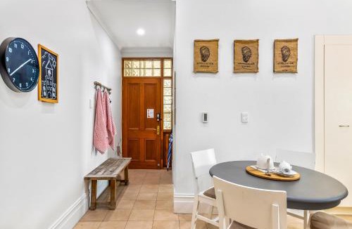 Henley Beach House | Kerrigan's on Seaview- one minute walk to beach - not beachfront