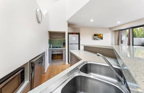 Jindabyne House | Khione 6 - 2BR Modern Townhouse l Spa Bath l WiFi l Air-Con l BBQ