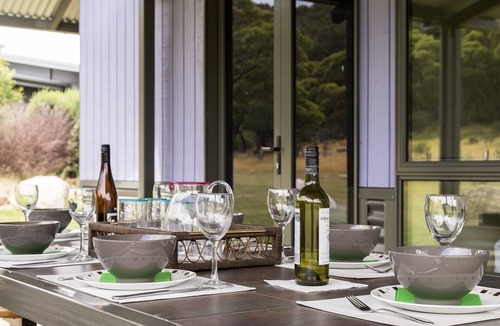 Lake Crackenback Ski Chalet | Kickenback Chalet - 2BR Chalet l Gym l Indoor Pool l Tennis Court l WiFi l Air-Con