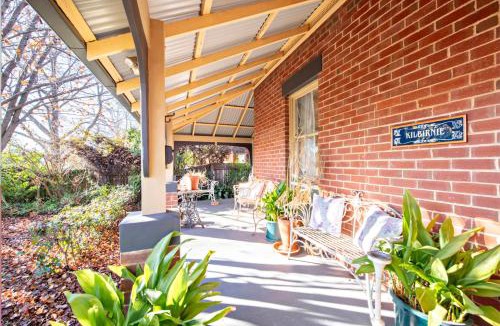 Dubbo House | Kilbirnie - Stroll to CBD, Heritage, Sleeps 10
