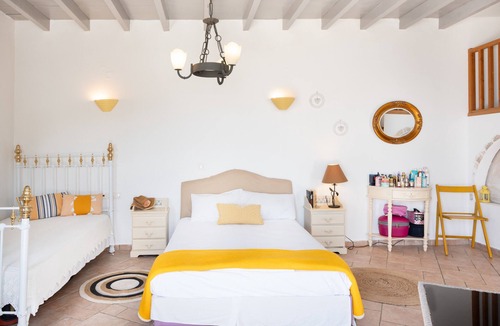Sikinos House | Kimolos Apartment – Pet-Friendly with Sea View