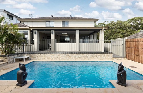 Forresters Beach House | KINARA - BRAND NEW 5 Bedrooms, POOL, Walking distance to beach