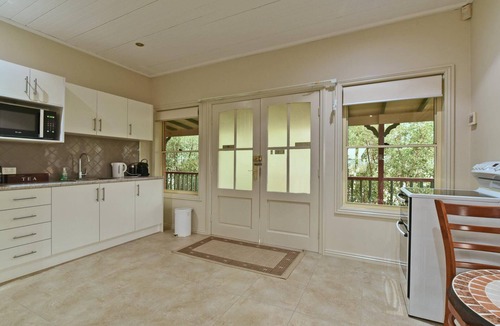 Pokolbin Apartment | King 1 - you can honestly walk to Bimbadgen and Hope Estate concerts