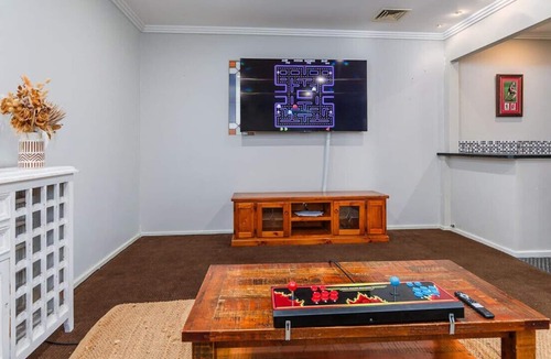 Warwick House | King bed - Fast wifi - Sleeps 8 - Pool table