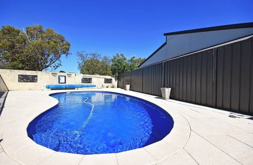 Kinross House | Kinross Heaven 4-bedroom 2-bathroom home with sparkling pool + pool table
