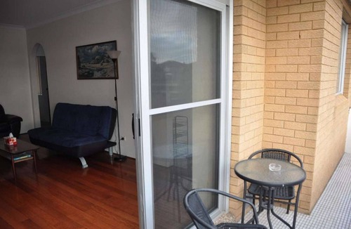 Kogarah Apartment | Kogarah Top Floor 2 Bedroom Apartment with Balcony
