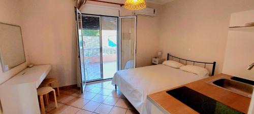 Mastichochoria Apartment | Komi's Pink Paradise 3