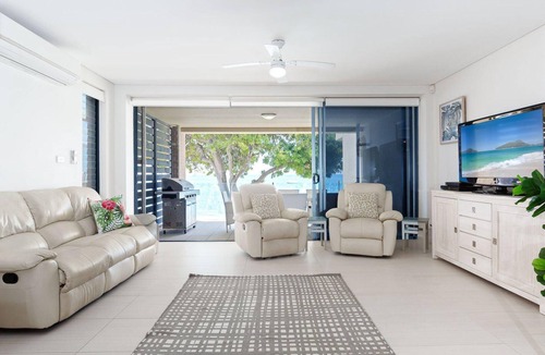 Salamander Bay House | Kooyonga, 1/211 Soldiers Point Rd - waterfront, panoramic views & aircon