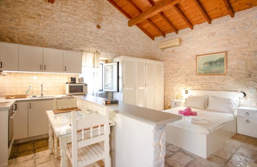 Agni Apartment | Korinas Cottage: Stone cottage close to the beach