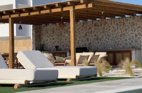 Tingaki Villa | Kosnian Villa with Jeep Renegade Hybrid