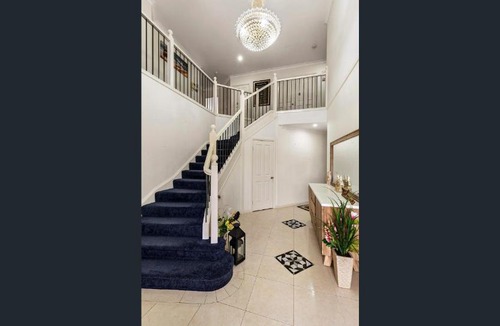 Eight Mile Plains Apartment | KozyGuru / Eight Mile Plains / Holiday Family Home / Free Parking QEM063