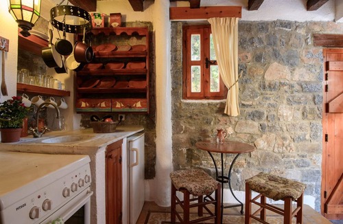 Mavrikiano House | Kretisches Steinhaus mit Gemeinschaftspool by Interhome