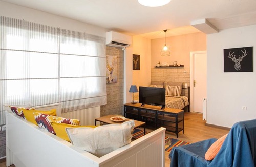 Ioannina Apartment | La Casa - traditionally elegant apt 38m2 w prk grd