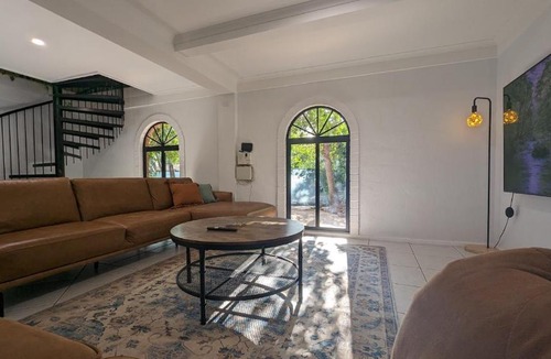 Leanyer Villa | La Casa Tropical - Your own private oasis!