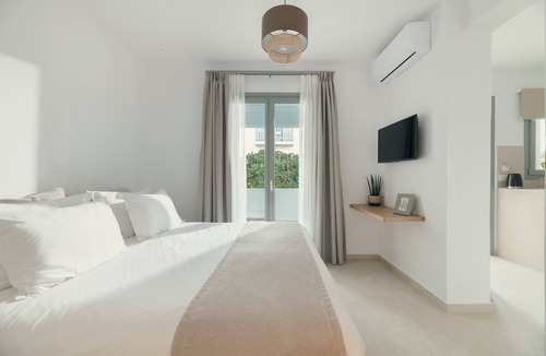 Naousa Hotel | La Maltese Central