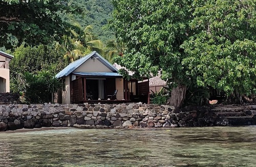 Pihaena House | La Perle de Moorea Fare MOANA ITI LAGON EDGE FOOT IN WATER OPUNOHU BAY