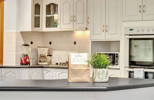 Seaford House | Laidback Seaford Family Retreat 200m from Beach