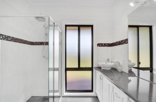 Mansfield House | Lake Breeze