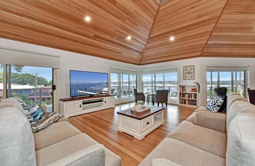 Lake Macquarie City Council House | Lake Daze at Coal Point