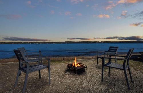Dora Creek House | Lake Palm Resort Luxury Retreat absolute Waterfront on 3 acres at Lake Macquarie.