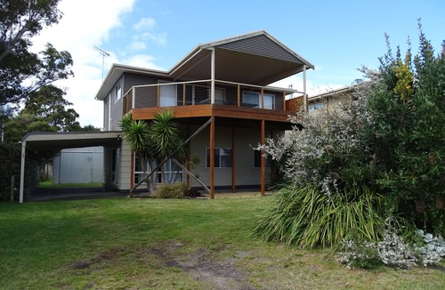 Loch Sport House | Lake St House. Large holiday home opposite Lake Victoria, views over the lake!