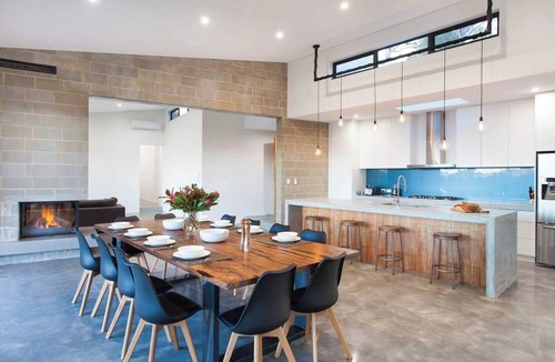 Quindalup House | Lake View Contemporary Comforts meets Nature