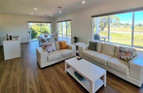 Alexandrina House | Lake views | Fire pit | PS4 | Netflix | Kids toys | Ducted A/C